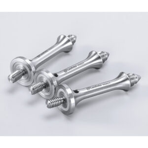 Leofoto S1/4 statiefvoet set van drie lange RVS spikes met 1/4-inch schroefdraad op grijze achtergrond.