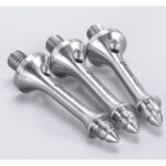 Leofoto S3/8 statiefvoet drie glanzende spikes schuin naast elkaar gelegd op neutrale ondergrond.