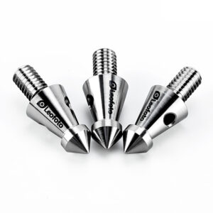 Leofoto TF-01 statiefvoet titanium spikes set van drie spikes met 3/8-inch schroefdraad op witte achtergrond.