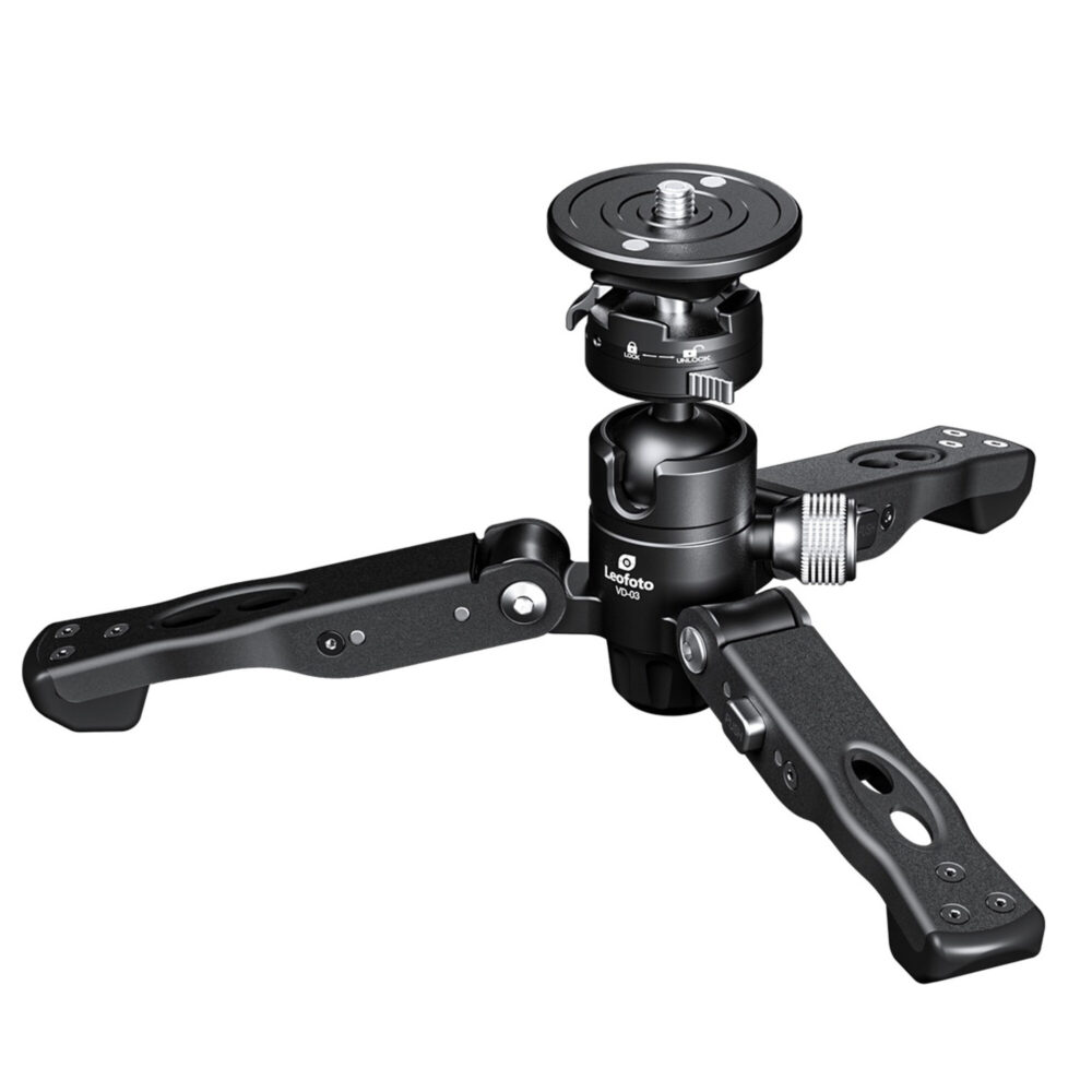 Leofoto-Universal-Monopod-Tripod-Base-VD-03-7 Leofoto VD-03 Statiefvoet compact zwart ministatief met drie uitgeklapte poten op witte achtergrond, schuin van voren gezien.