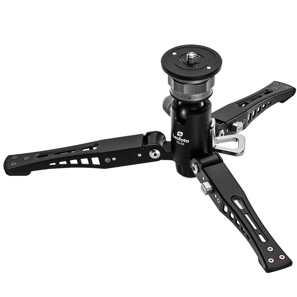 Leofoto-Tripod-pad-VD-04-5 Leofoto VD-04 Statiefvoet lage standvoet met drie volledig uitgeklapte poten en 3/8"-aansluiting in tafelstatiefconfiguratie.