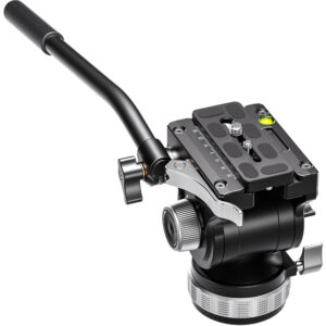 Leofoto BV-15L Videokop zijaanzicht met gemonteerde lange bedieningsarm en Arca-Swiss snelkoppelplaat.