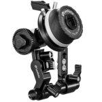 Leofoto LFF-01 Camera Cage vooraanzicht op follow focus-systeem met focuswiel en bevestigingsarm