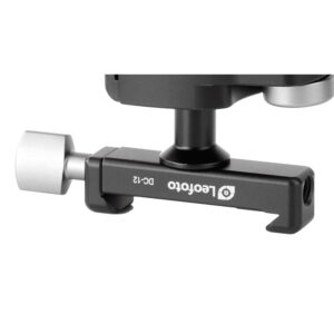 Leofoto DC-12 Adapterklem gemonteerd op accessoirerail met zilveren klemknop