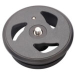 Leofoto TP-100 Montageplaat bovenaanzicht met 3/8" cameradraad en open uitsparingen