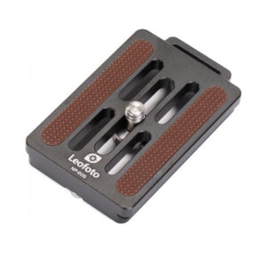Leofoto NP-60S Snelkoppelplaat bovenaanzicht met antislip inlays, gleuven en 1/4" schroef