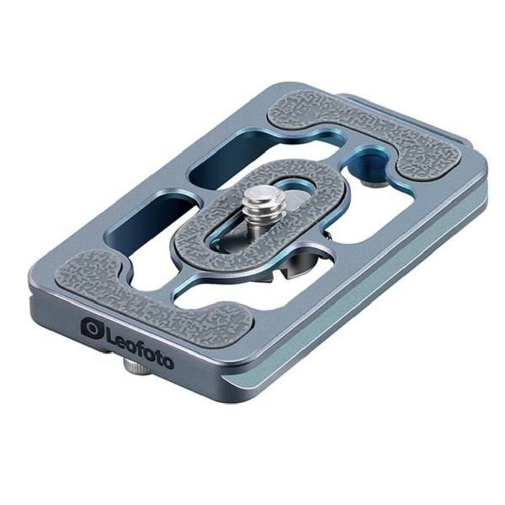 Leofoto NP-65T Snelkoppelplaat bovenaanzicht in blauw titanium met antislipinlays en 1/4-inch schroef