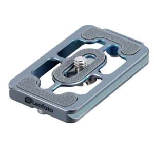 Leofoto NP-65T Snelkoppelplaat bovenaanzicht in blauw titanium met antislipinlays en 1/4-inch schroef