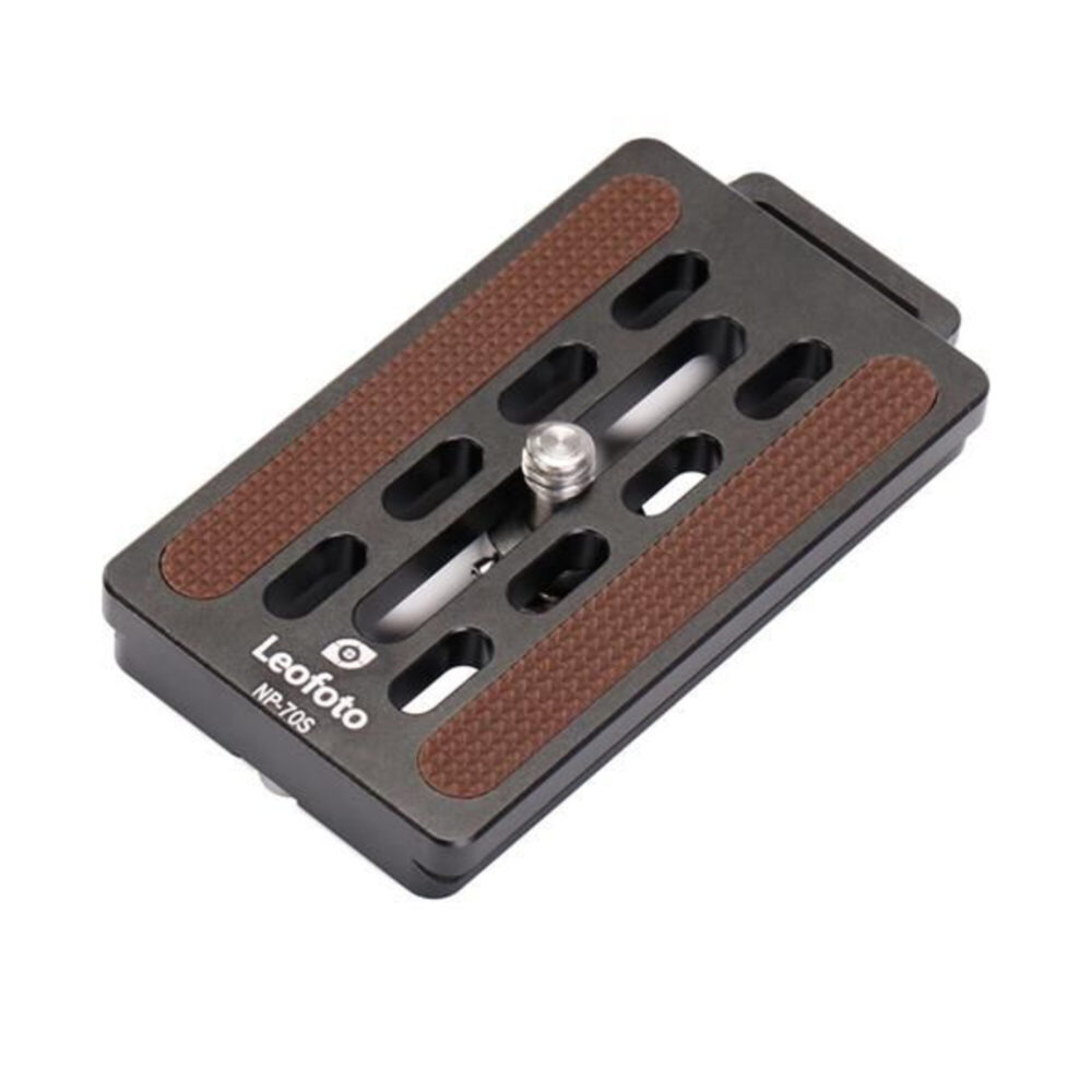 Leofoto NP-70S Snelkoppelingsplaat bovenaanzicht met antislip rubberinlays, lange sleuven en 1/4-inch schroef