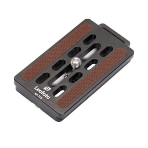 Leofoto NP-70S Snelkoppelingsplaat bovenaanzicht met antislip rubberinlays, lange sleuven en 1/4-inch schroef