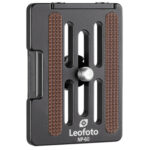 Leofoto NP-60 Snelkoppelingsplaat bovenaanzicht met schaal, rubberinlays en schroefgleuf