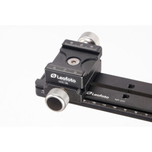 Leofoto DDC-38 Snelkoppeling gemonteerd op Arca-Swiss accesoireschiene met rotatieknoppen