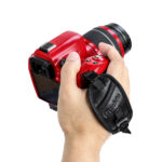 Leofoto WS-01 Camerariem bevestigd aan rode DSLR met handgreep in gebruik