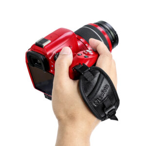 Leofoto WS-01 Camerariem bevestigd aan rode DSLR met handgreep in gebruik