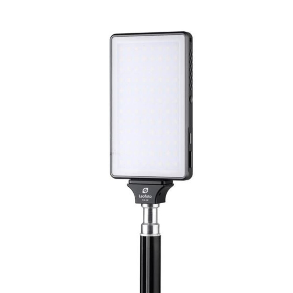 Leofoto FA-12 + FA-10 Hotshoe-Adapterin gebruik met LED-lamp op statief gemonteerd