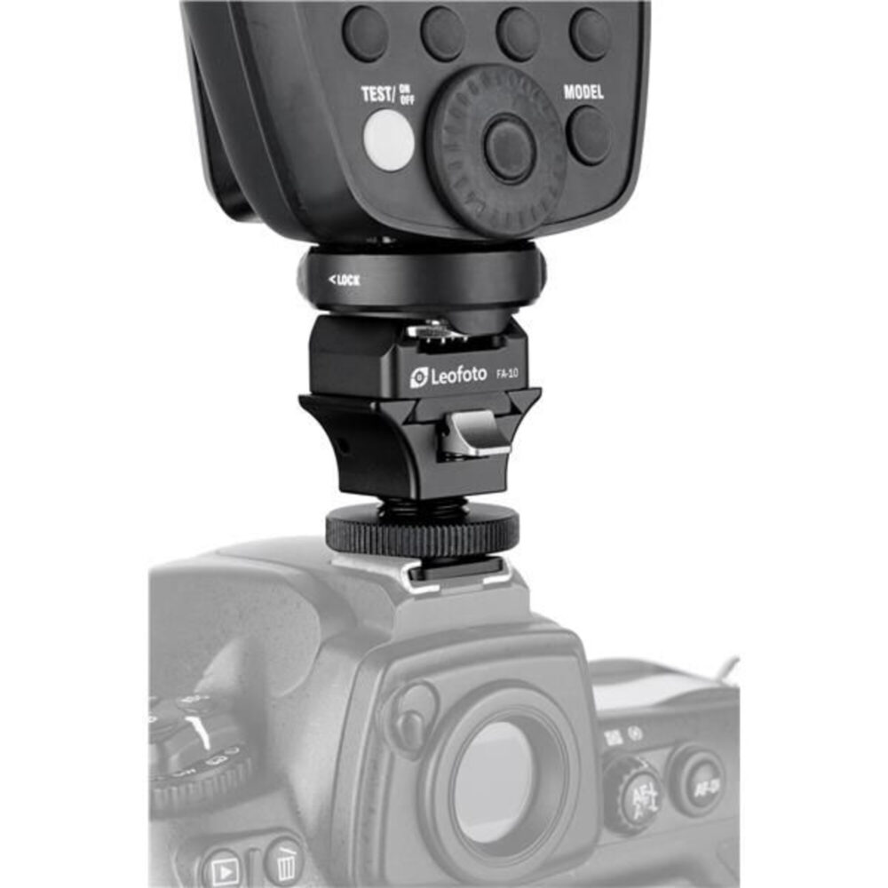 Leofoto Hotshoe-Adapter FA-13 + FA-10 gemonteerd op camera met triggeraccessoire