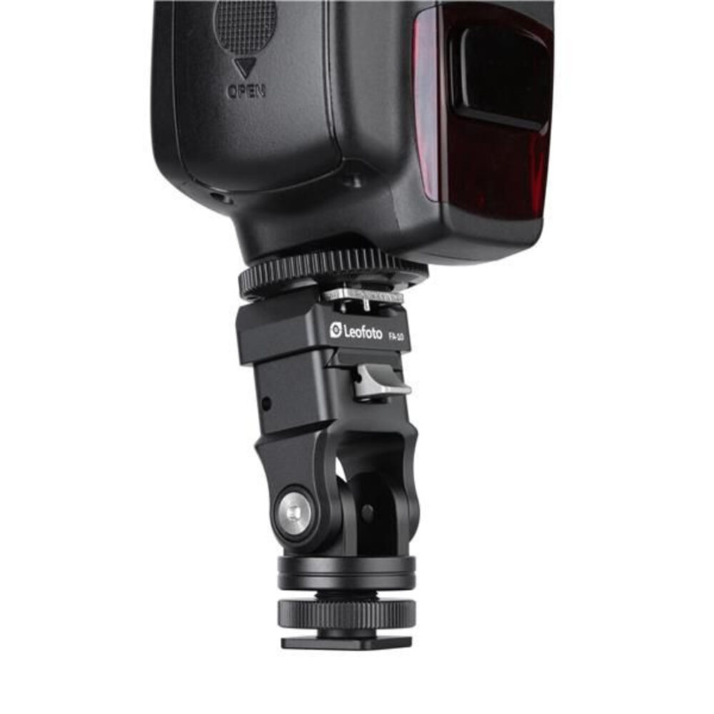 Leofoto Hotshoe-Adapter FA-15 + FA-10 gemonteerd op camera met flitser
