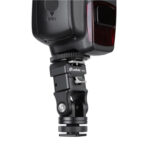 Leofoto Hotshoe-Adapter FA-15 + FA-10 gemonteerd op camera met flitser