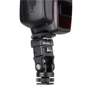 Leofoto Hotshoe-Adapter FA-15 + FA-10 gemonteerd op camera met flitser
