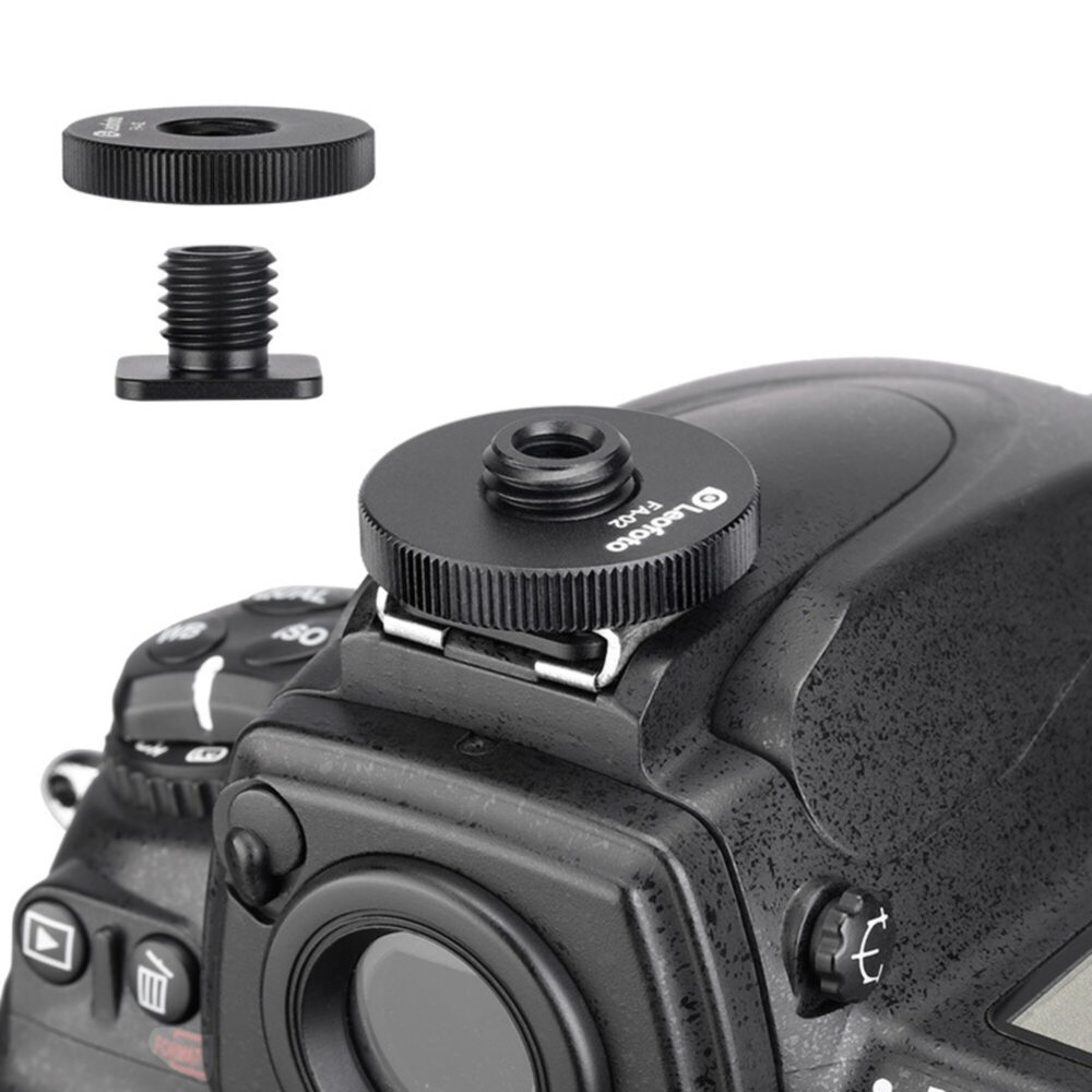 Leofoto FA-02 Hotshoe-Adapter gemonteerd op camera met los getoonde bovenring en schroefadapter.