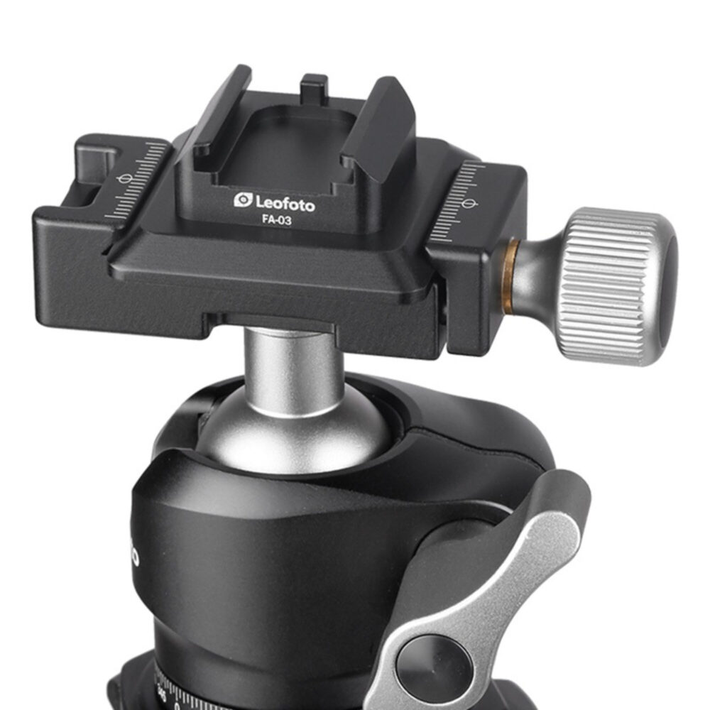 Leofoto FA-03 Hotshoe-Adapter gemonteerd op balhoofd met klem bevestiging