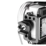 Leofoto FA-05 Hotshoe-Adapter gemonteerd op camerabehuizing met accessoirekabel