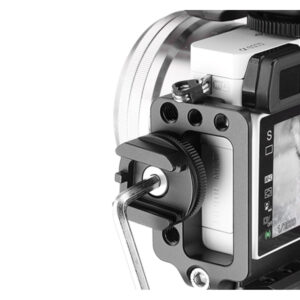 Leofoto FA-05 Hotshoe-Adapter gemonteerd op camerabehuizing met accessoirekabel
