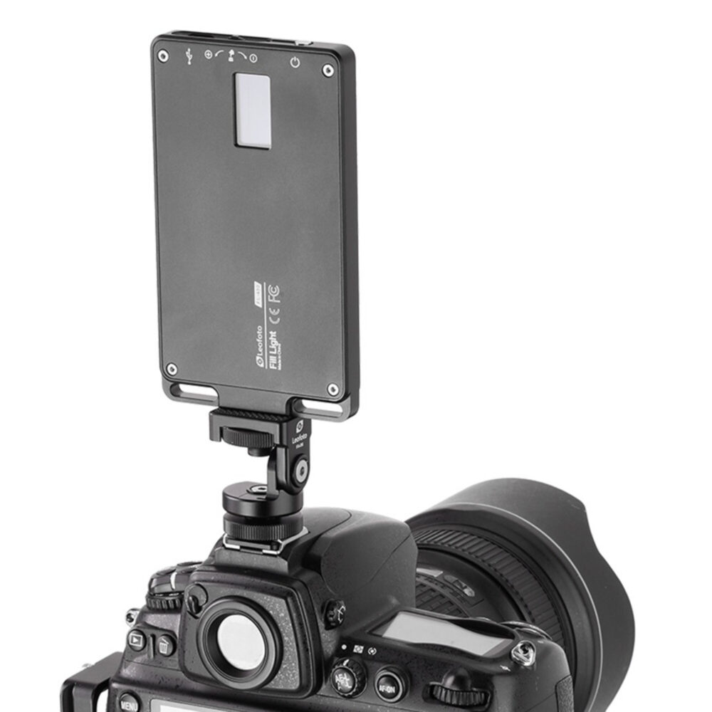 Leofoto FA-06 Hotshoe-Adapter gemonteerd op camera met bevestigde LED-lamp