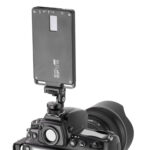 Leofoto FA-06 Hotshoe-Adapter gemonteerd op camera met bevestigde LED-lamp