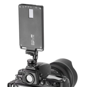 Leofoto FA-06 Hotshoe-Adapter gemonteerd op camera met bevestigde LED-lamp