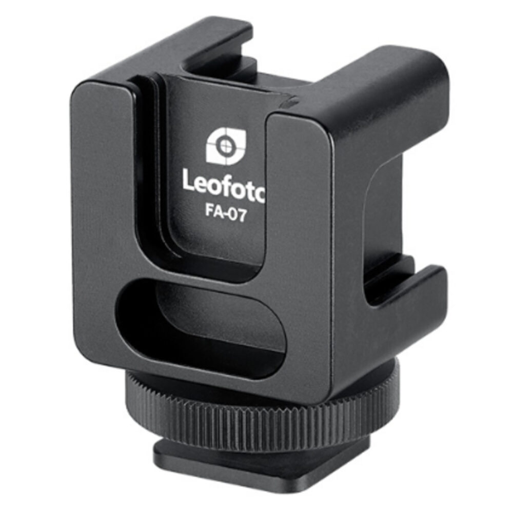 Leofoto FA-07 Hotshoe-Adapter schuin vooraanzicht met compact aluminium ontwerp