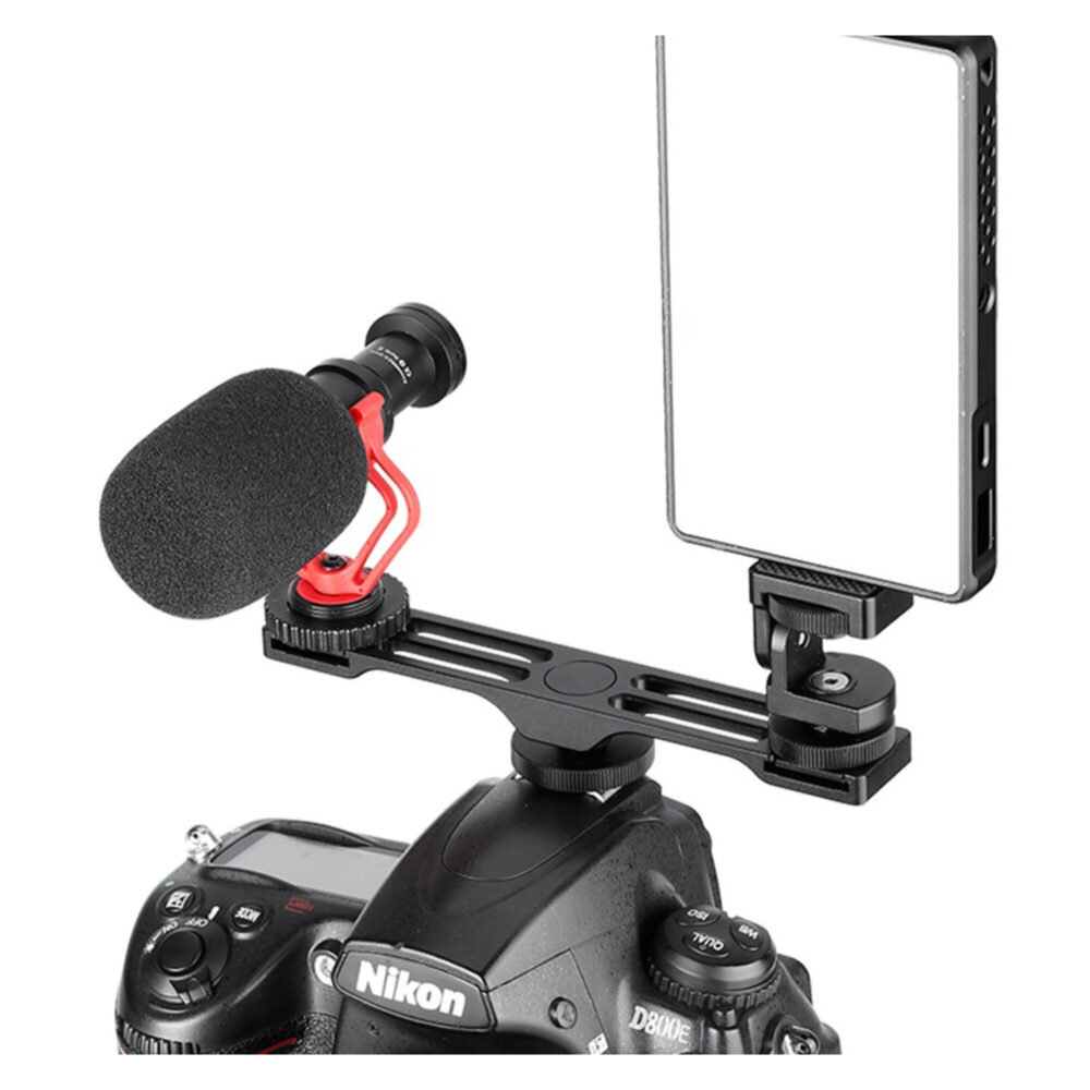 Leofoto FA-08 Hotshoe-Adapter gemonteerd op camera met microfoon en smartphonehouder