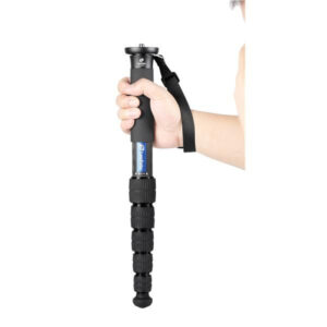 Leofoto MP-365C Monopod in de hand met polsriem en gripgedeelte