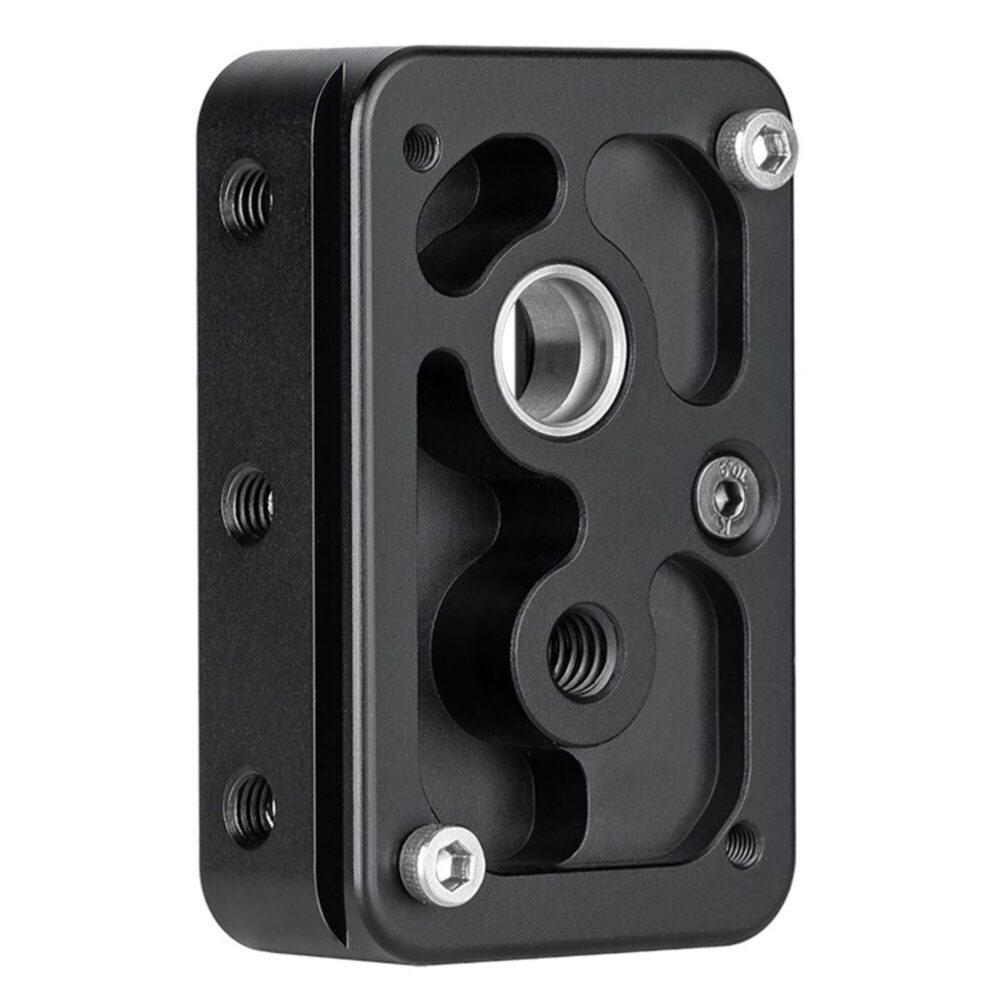 Leofoto GS-1 Adapterplaat close-up van de onderzijde met 1/4" schroefdraad en uitsparingen