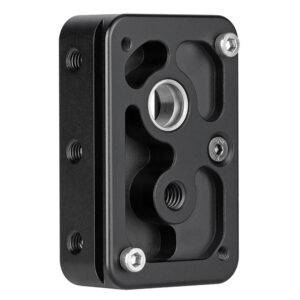 Leofoto GS-1 Adapterplaat close-up van de onderzijde met 1/4" schroefdraad en uitsparingen