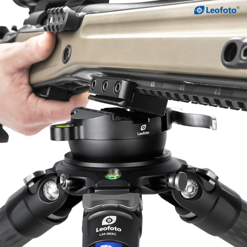 Leofoto GS-1 Adapterplaat gemonteerd onder een geweer op een statiefkop met Arca-Swiss klem