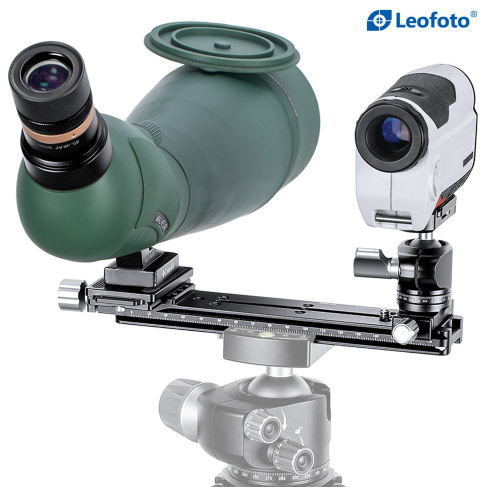 Leofoto FDM-01 Dualhalterung voorbeeldopstelling met spektiv en afstandsmeter naast elkaar op statief
