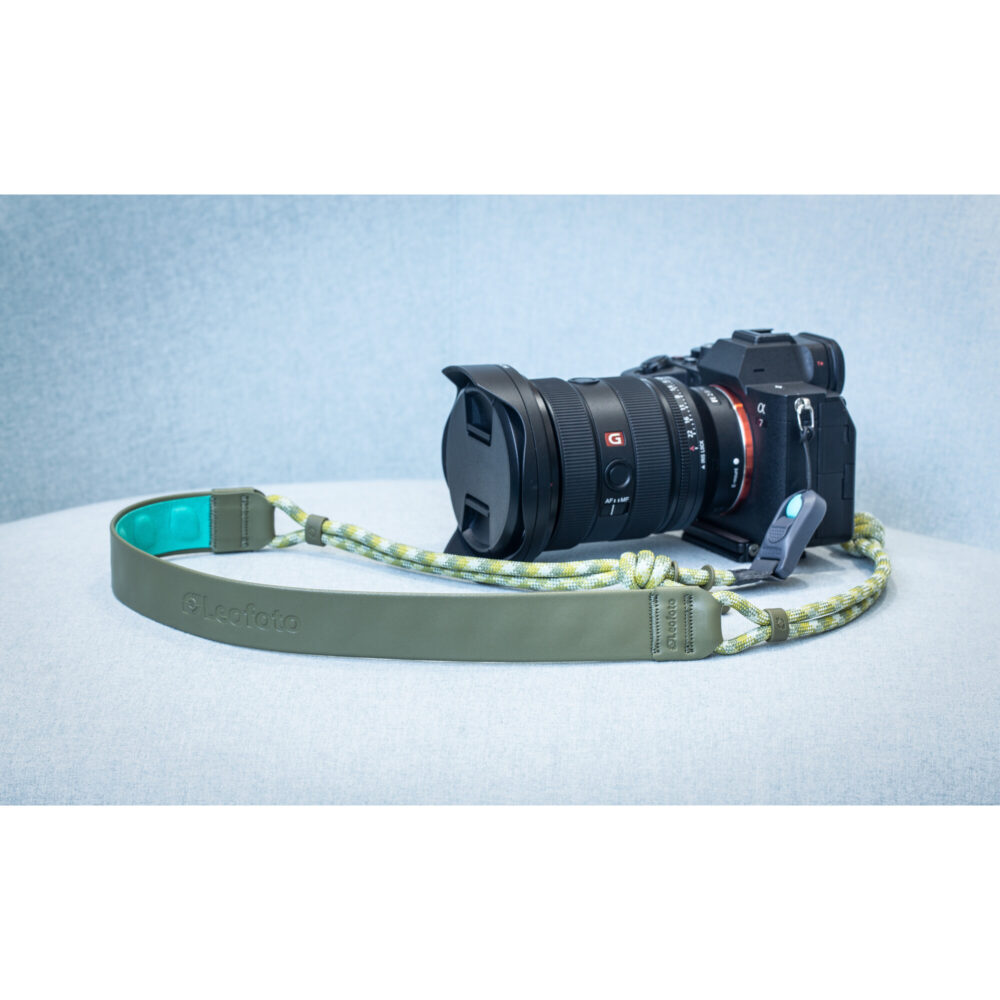 Leofoto L-CS-203 Draagriemen draagriem bevestigd aan camera, met mintgroene antislip binnenzijde