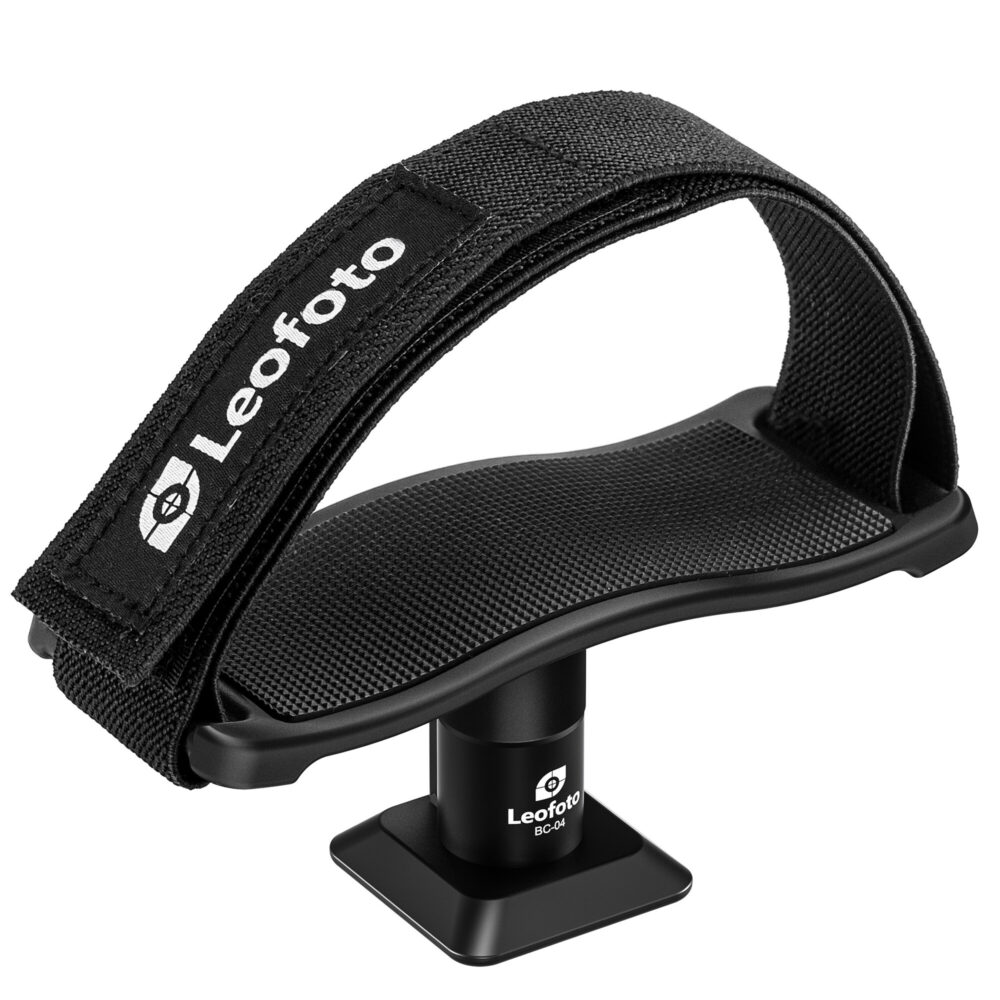 Leofoto BC-04 Stativadapter verrekijkerhouder met brede riem op Arca-Swiss basisplaat.