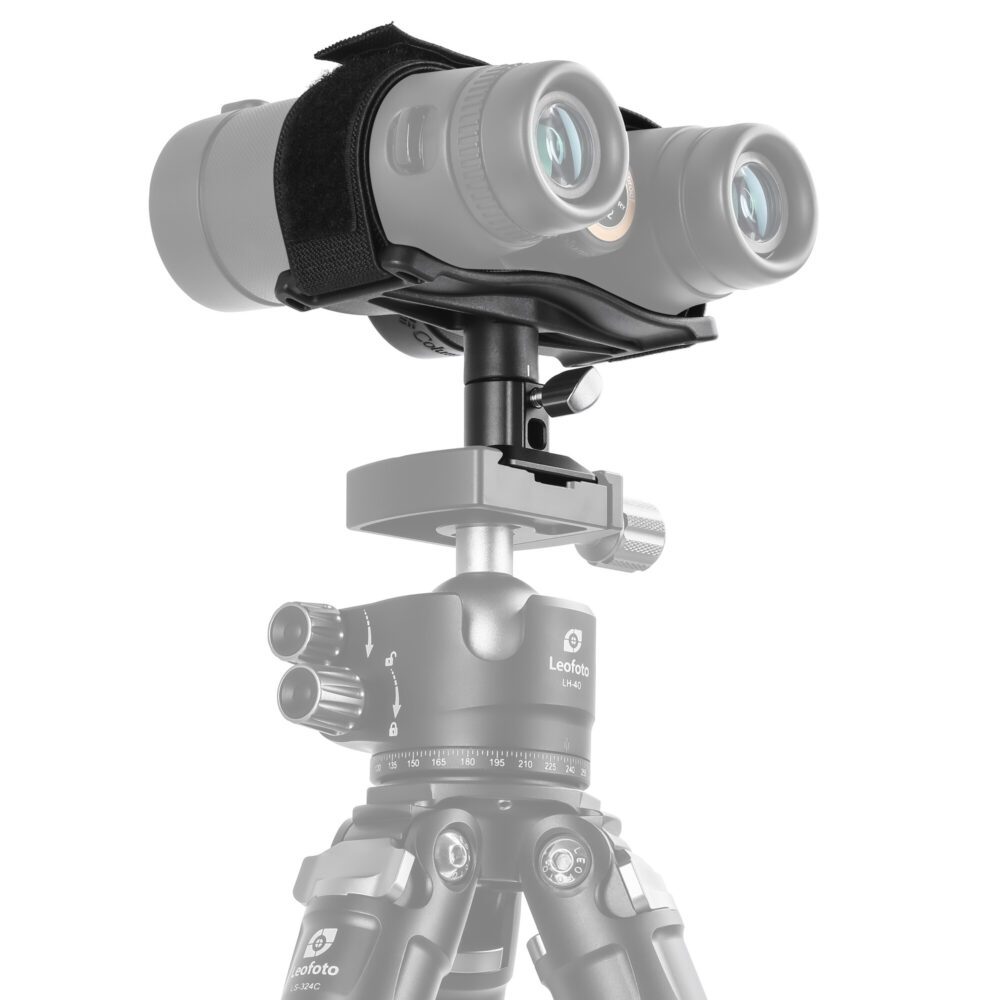 Leofoto BC-04 Stativadapter verrekijker gemonteerd op statiefkop met adapter voor stabiele observatie.