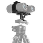 Leofoto BC-04 Stativadapter verrekijker gemonteerd op statiefkop met adapter voor stabiele observatie.