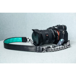 Leofoto L-CS-201 Trageriemen camerariem gemonteerd aan camera, close-up van nekpad en bevestiging.