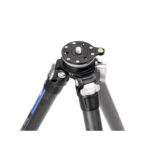 Leofoto LS-284CEX Tripod ingeschoven carbon poten rechtopstaand.