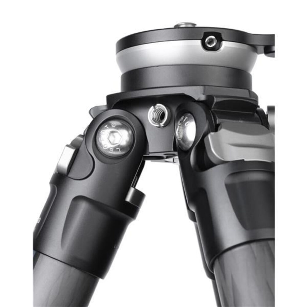 Leofoto LS-284CEX Tripod close-up van scharnierpunten en kantelmechanisme van de poten.