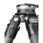 Leofoto LS-284CEX Tripod close-up van scharnierpunten en kantelmechanisme van de poten.