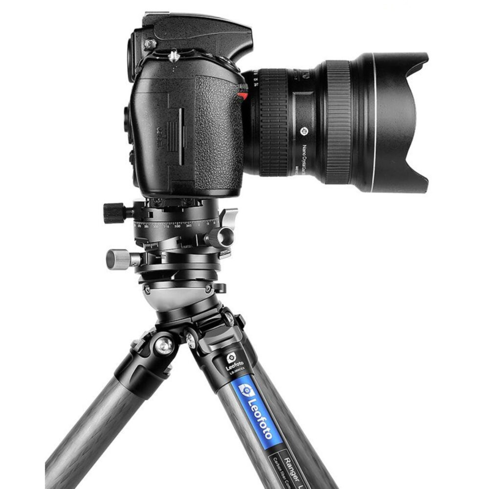 Leofoto LS-225CEX Tripod carbon Ranger in gebruik met gemonteerde camera op nivelleerbasis.