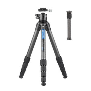 Leofoto LS-325C Tripod volledig opgesteld carbon Ranger-statief met LH-40 kogelkop en losse middenkolom ernaast.