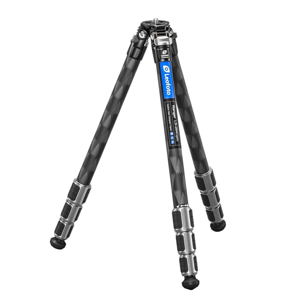 Leofoto LS-284C Tripod carbon Ranger Pro uitgeklapt op drie poten zonder kogelkop in beeld.