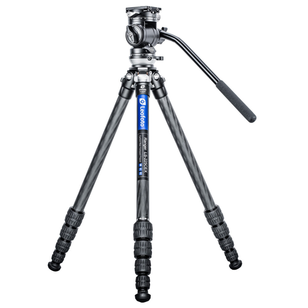 Leofoto LS-225CEX Tripod carbon Ranger met nivelleerbasis en BV-1R videokop volledig uitgeklapt.