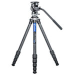 Leofoto LS-225CEX Tripod carbon Ranger met nivelleerbasis en BV-1R videokop volledig uitgeklapt.